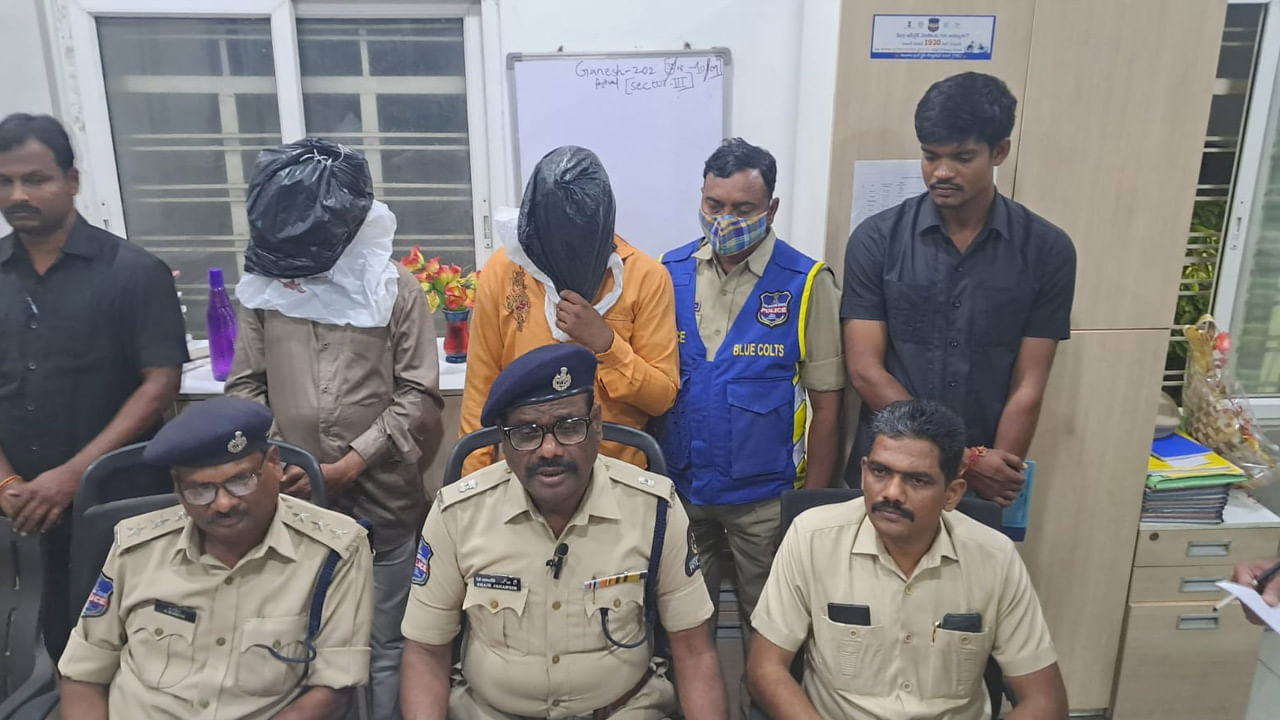 Ganja Selling: నగరంలో పెద్ద మొత్తంలో పట్టుబడిన గంజాయి.. దర్యాప్తులో షాకింగ్ నిజాలు