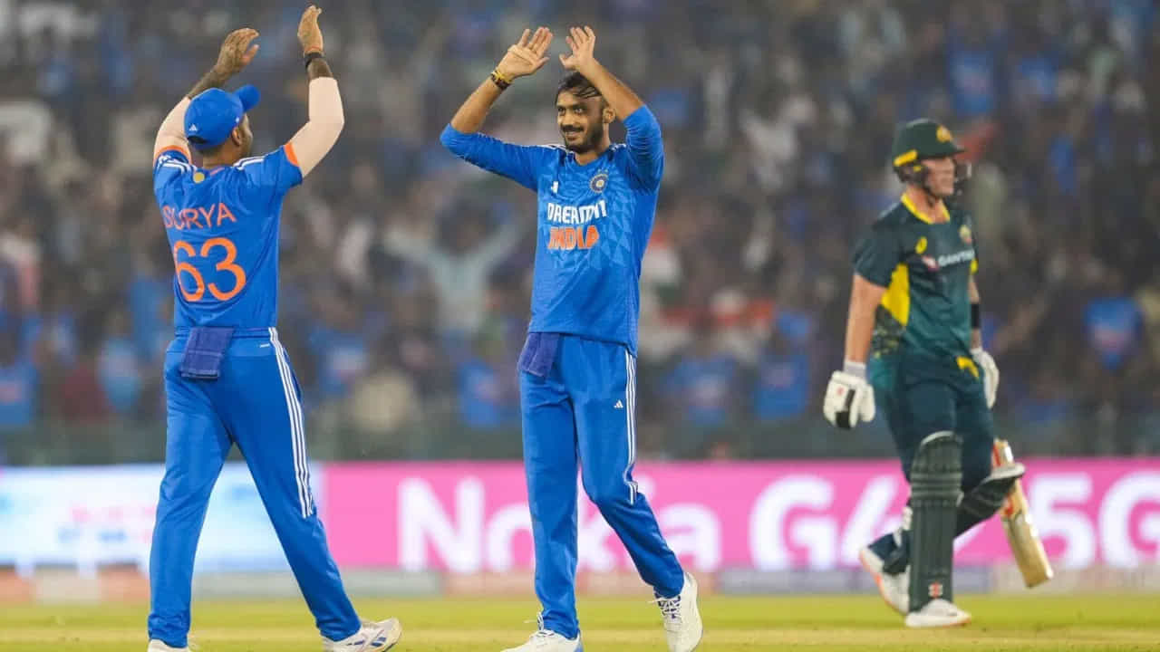 నాలుగో టీ20 మ్యాచ్లో లెఫ్టార్మ్ స్పిన్నర్ అక్షర్ పటేల్ 4 ఓవర్లలో 16 పరుగులిచ్చి 3 వికెట్లు పడగొట్టాడు. ఈ మూడు వికెట్లతో భారత్-ఆస్ట్రేలియా మధ్య టీ20 ఇంటర్నేషనల్స్లో అత్యధిక వికెట్లు తీసిన రెండో బౌలర్గా అక్షర్ పటేల్ నిలిచాడు.