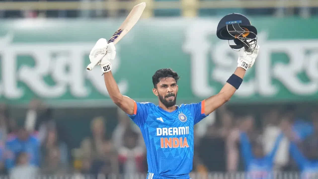 ఆస్ట్రేలియాతో జరిగిన 5 టీ20ల సిరీస్లో రుతురాజ్ గైక్వాడ్ సెంచరీతో 223 పరుగులు చేశాడు. దీంతో ద్వైపాక్షిక సిరీస్లో టీమిండియా తరపున అత్యధిక పరుగులు చేసిన మూడో బ్యాట్స్మెన్గా నిలిచాడు.