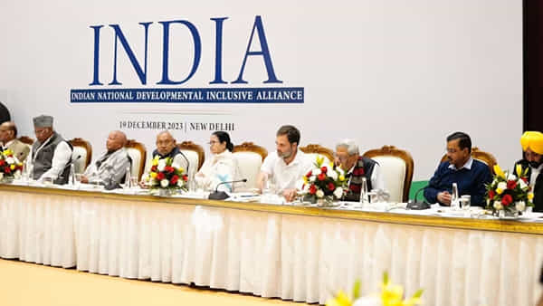 INDIA కూటమిలో ముదిరిన విభేదాలు.. దీదీకి అధిర్ రంజన్ కౌంటర్.. రాహుల్ గాంధీ క్లారిటీ.!