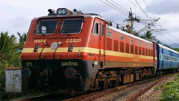 Indian Railways: రైల్వే ప్రయాణికులకు శుభవార్త.. ఆ ప్రయాణికులకు బెడ్రోల్స్ సదుపాయం