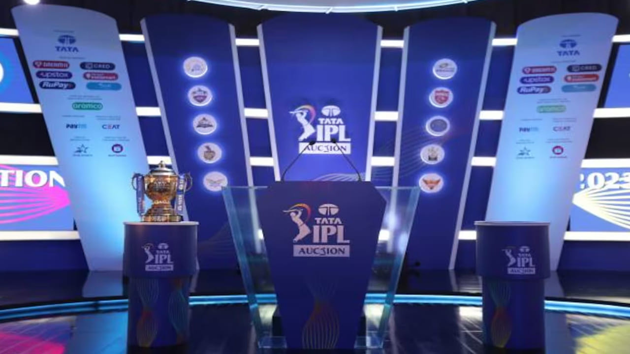 గత సీజన్‌లో ఇంగ్లండ్ ఆటగాడు సామ్ కుర్రాన్ టోర్నీ చరిత్రలోనే అత్యధిక ధర పలికిన ఆటగాడిగా నిలిచాడు. పంజాబ్ కింగ్స్ అతనికి రూ. 18.50 కోట్లకు కొనుగోలు చేశారు. అయితే ఈ వేలంలో గత రికార్డులు బద్దలు కానున్నాయని తెలుస్తోంది.  ఆస్ట్రేలియా స్టార్‌ బ్యాటర్, ప్రపంచ కప్‌ సెన్సేషన్‌ ట్రెవిస్‌ హెడ్‌  రికార్డు మొత్తానికి అమ్ముడుపోనున్నట్లు తెలుస్తోంది. 