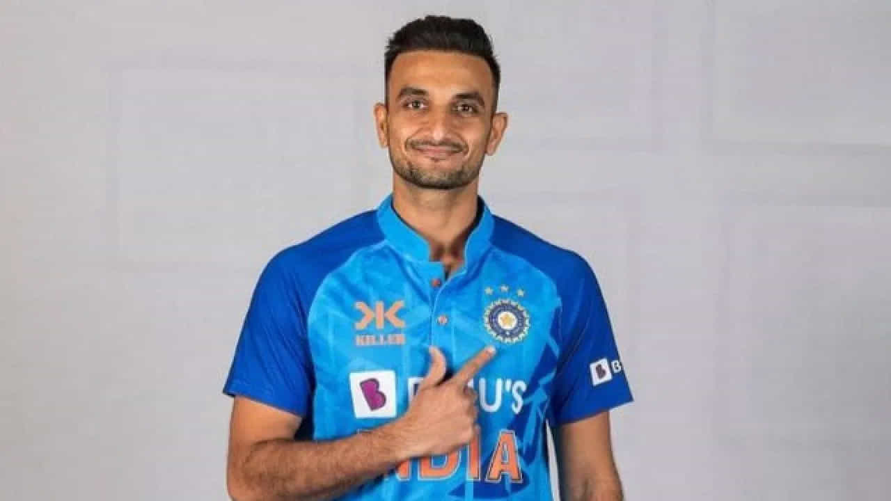 4- హర్షల్ పటేల్: టీమిండియా పేసర్ హర్షల్ పటేల్ ఈసారి రూ.11.75 కోట్లకు వేలంలో నిలిచాడు. RCB మాజీ పేసర్ను ఈసారి పంజాబ్ కింగ్స్ ఫ్రాంచైజీ కొనుగోలు చేసింది.
