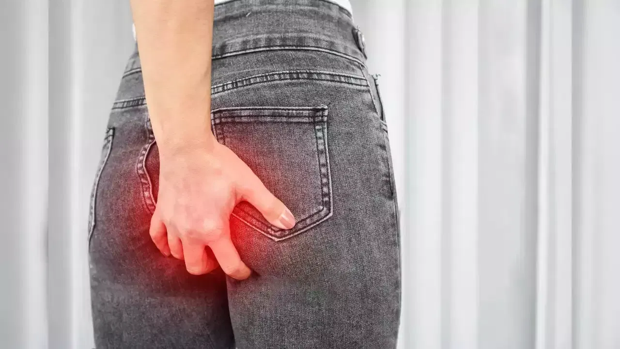 గజ్జల్లో, పిరుదుల వద్ద దురద వచ్చే సమస్యని చాలా మంది ఫేస్ చేసే ఉంటారు. ఇంట్లో పర్వాలేదు కానీ.. నలుగురిలో బయట ఉన్నప్పుడు ఈ దురద చికాకు పెడుతుంది. దీంతో చాలా సతమతమవుతూ ఉంటారు. కానీ రుద్దు కోకపోతే ఇంకా చికాకుగా అనిపిస్తుంది. ప్రస్తుతం చాలా మంది ఈ సమస్యతోనే ఇబ్బంది పడుతున్నారు. 
