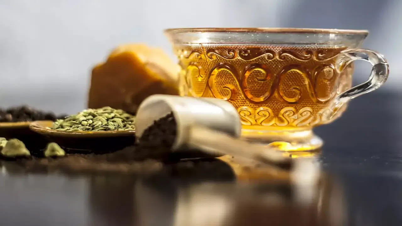 దీంతో పాటు గుండెల్లో మంట సమస్య కూడా తగ్గుతుంది. బెల్లంలో కృత్రిమ తీపి పదార్థాలు ఉండవు. బెల్లంలో చక్కెర కంటే ఎక్కువ విటమిన్లు, ఖనిజాలు ఉంటాయి. కాబట్టి చలికాలంలో బెల్లం టీ తాగడం వల్ల అనేక ప్రయోజనాలు పొందుతారు.