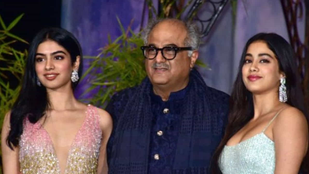 ఇక రెండో కూతురు  ఖుషీ కపూర్ కూడా ఇటీవలే తొలిసారిగా నటించింది. ఆమె నటించిన అర్చీస్‌ అనే మూవీ ఇటీవలే నెట్‌ ఫ్లిక్స్‌లో విడుదలైంది.  అక్కాచెల్లెళ్లిద్దరూ తమ తల్లి శ్రీదేవి అడుగుజాడల్లోనే నడుస్తున్నారు. గొప్ప నటీమణులు కావాలని తండ్రి బోనీ కపూర్‌ కోరుకుంటున్నారు.