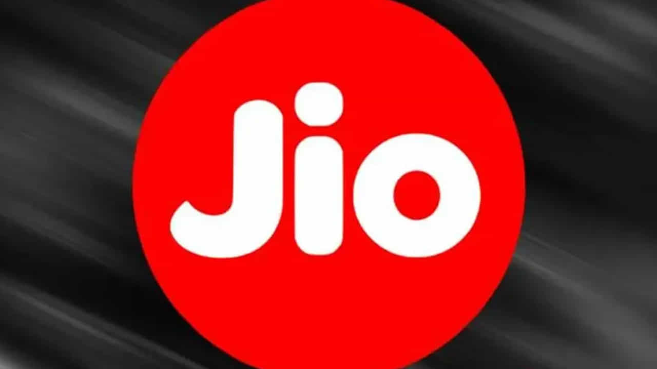 జియో తీసుకొచ్చిన న్యూ ఇయర్ ఆఫర్లో భాగంగా ఈ ప్లాన్తో రీఛార్జ్ చేసుకున్న వారికి 24 రోజులు అదనంగా వ్యాలిడిటీ లభించనుంది. అంటే మొత్తం 389 రోజులు ఈ ప్లాన్ బెనిఫిట్స్ పొందొచ్చు.