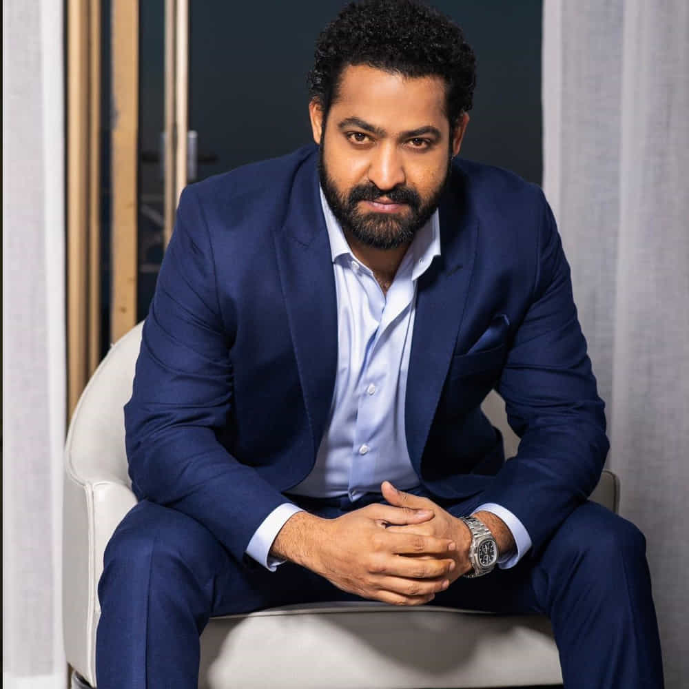 వార్ 2 షూటింగ్ మొదలైపోయిందా..? ఈ మధ్యే హైదరాబాద్ వచ్చి ఎన్టీఆర్ను కలిసి వెళ్లారు దర్శకుడు అయన్ ముఖర్జీ. ఈ లెక్కన దేవర 2 కంటే ముందే వార్ 2 షూటింగ్లో ఎన్టీఆర్ జాయిన్ కానున్నారా...? కొరటాల తర్వాత ప్రశాంత్ నీల్, అయన్ లైన్లో ఉంటే ఎవరికి తారక్ డేట్స్ ఇవ్వనున్నారు..? అసలు వార్ 2 సెట్స్లో జూనియర్ అడుగు పెట్టేదెప్పుడు..?