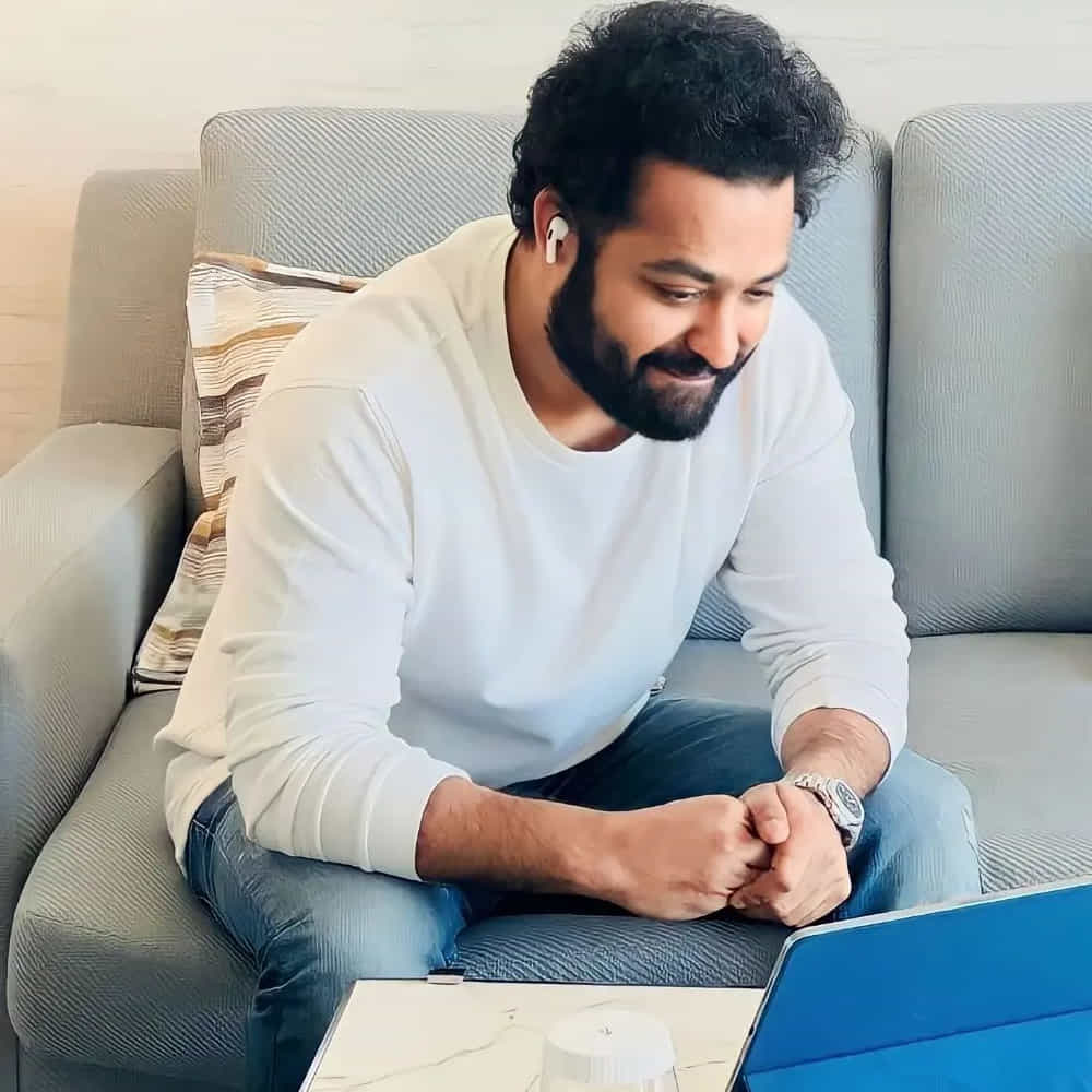 ఓ వైపు దేవర షూటింగ్ నడుస్తూనే ఉంది.. మరోవైపు నెక్ట్స్ ప్రాజెక్ట్స్ కోసం జూనియర్ ఎన్టీఆర్ రెడీ అవుతూనే ఉన్నారు. కొరటాల శివ తెరకెక్కిస్తున్న దేవర పార్ట్ 1 షూటింగ్ డిసెంబర్ చివరి నాటికి పూర్తి కానుందని ముందు ప్లాన్ చేసినా.. అది మార్చ్ వరకు కంటిన్యూ అయ్యేలా ఉంది. ఆ తర్వాత దేవర 2 కంటిన్యూ చేస్తారా లేదంటే వార్ 2 వైపు తారక్ వెళ్తారా అనేది ఆసక్తికరంగా మారింది.