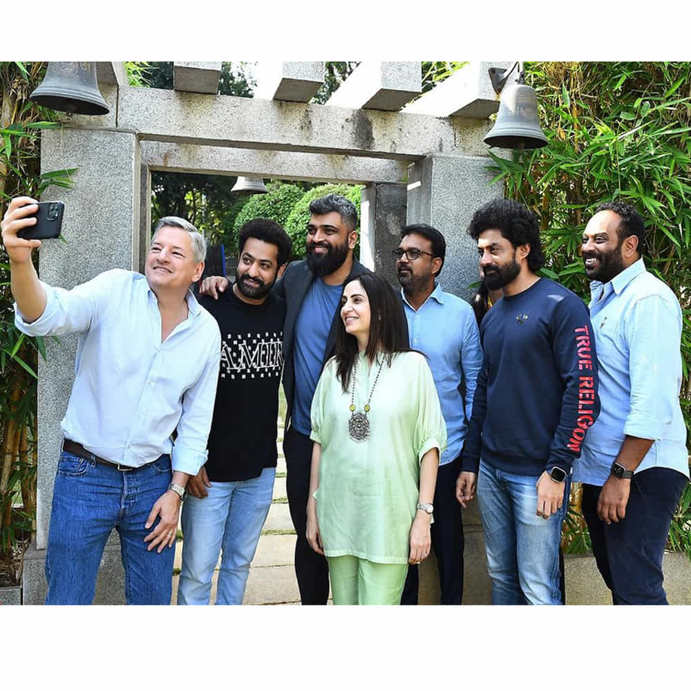 ఈ విందులో కొరటాల శివ, కళ్యాణ్ రామ్ సైతం పాల్గొన్నారు. ప్రస్తుతం ఎన్టీఆర్ తన ఇన్ స్టాలో షేర్ చేసిన ఫోటోస్ వైరలవుతుండగా.. ఏదైన ఇంట్రెస్టింగ్ న్యూస్ చెప్తారా ? అంటూ సందేహం వ్యక్తం చేస్తున్నారు ఫ్యాన్స్.