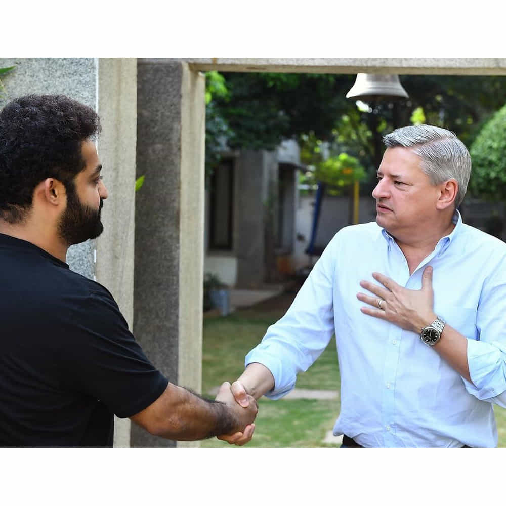 ఇక ఈరోజు శుక్రవారం ఆయన జూనియర్ ఎన్టీఆర్ ఇంటికి వెళ్లారు. ఈ మేరకు నెట్ఫ్లిక్స్ కో సీఈవో బృందానికి తారక్ తన నివాసంలో ఆతిథ్యమిచ్చారు.