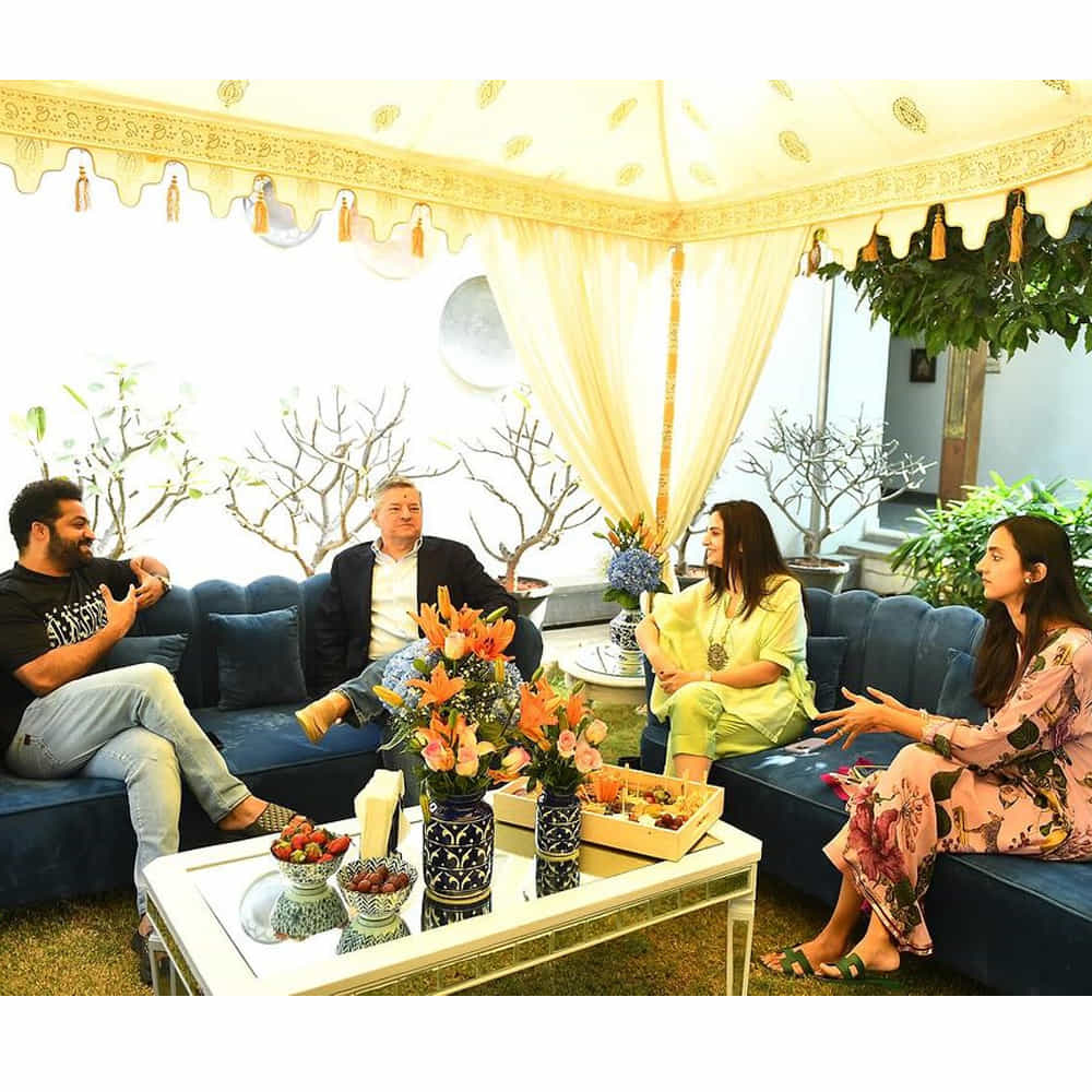 మీకు.. మీ బృందానికి విందు ఏర్పాటు చేయడం చాలా సంతోషంగా ఉందని.. సినిమా, ఫుడ్ కు సంబంధించిన విషయాలపై అభిప్రాయాలు పంచుకోవడం ఆనందంగా ఉందంటూ రాసుకొచ్చారు.