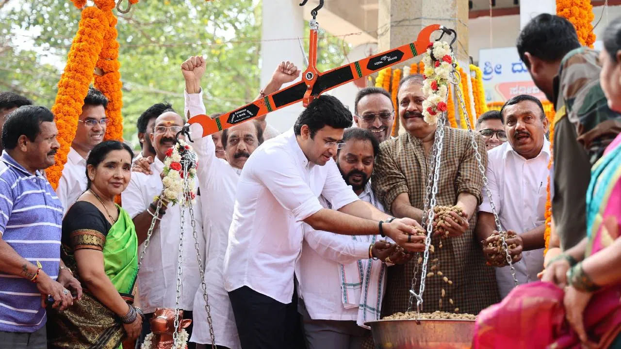 బెంగళూరులోని బసవనగుడి వేరుశనగ పరిషత్ అధికారికంగా ప్రారంభమైంది. ఎంపీ తేజస్వి సూర్య, ఎమ్మెల్యేలు రవి సుబ్రహ్మణ్య, ఉదయ్ గరుడాచార్ దొడ్డ బసవన్నకు వేరుశనగ తులాభారం వేశారు. అనంతరం బడవనగుడి వేరుశనగ పరిషత్కు తరలించారు. ఈ కార్యక్రమంలో విధానపరిషత్ జేడీఎస్ సభ్యుడు టీఏ శరవణ్ పాల్గొన్నారు.