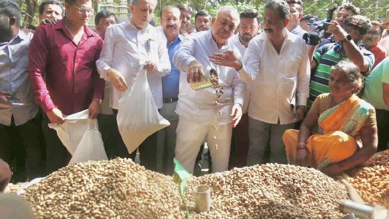 వేరుశెనగ పరిషత్తు కార్తీక సోమవారం ప్రారంభమైనా.. నిన్ననే గణేశుడికి ప్రత్యేక పూజలు చేసిన ముజరై మంత్రి రామలింగారెడ్డి.. శీతాకాల సమావేశాలకు వెళ్లడంతో నిన్న పరిషత్ నిర్వహించే కొన్ని ప్రాంతాలను పరిశీలించారు.