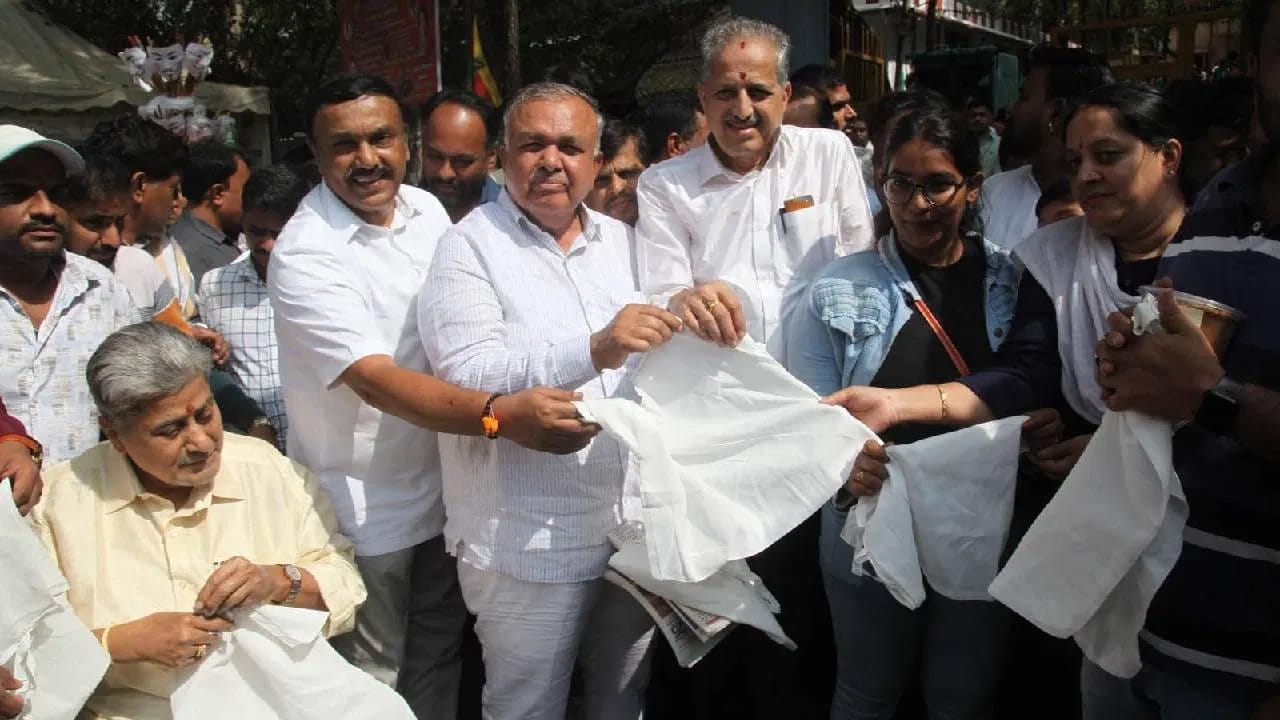 ఈసారి వేరుశెనగ పరిషత్తును ప్లాస్టిక్ రహితంగా చేయాలని పిలుపు నిచ్చారు. మండలికి వచ్చేవారు క్లాత్ చేసిన సంచులను తీసుకుని రావాల్సిందా కోరారు. ఈరోజు సాయంత్రం 6 గంటలకు కెంపాబుధి సరస్సు వద్ద తెప్పోత్సవం, సాంస్కృతిక కార్యక్రమాలు మొదలయ్యాయి. భారీ సంఖ్యలో ప్రజలు హాజరయ్యారు.