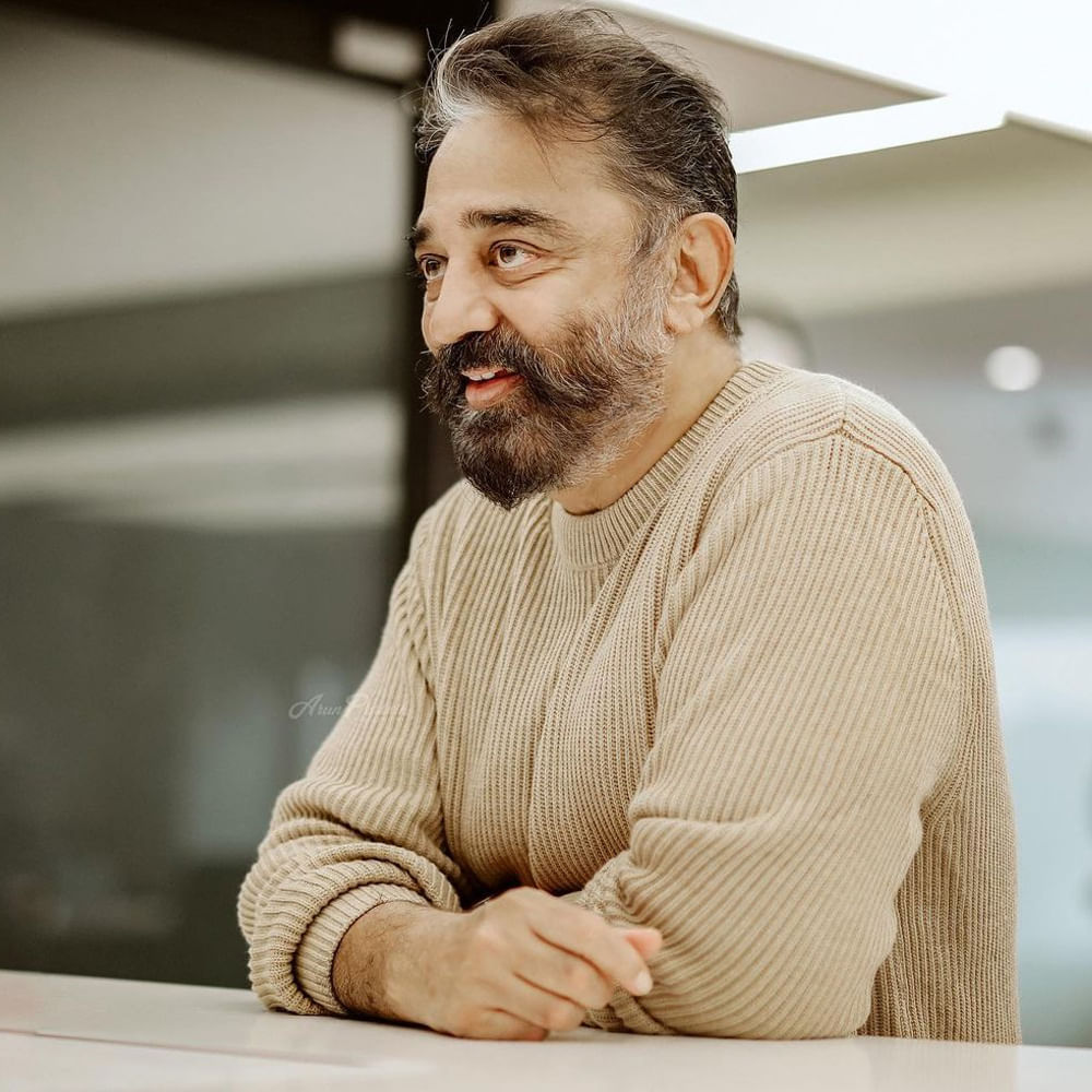 Kamal Haasan: శంకర్ దర్శకత్వంలో కమల్ హాసన్ హీరోగా నటిస్తున్న భారతీయుడు 2 షూటింగ్ వేగంగా జరుగుతుంది. ఇందులో ఓ కీలకమైన ఎపిసోడ్ కోసం పాతికేళ్లు కుర్రాడిగా కమల్ కనిపించాల్సి ఉందని.. అందుకే ఆ లుక్ కోసం కసరత్తులు మొదలుపెట్టినట్లు తెలుస్తుంది. దీనికోసం ఇప్పటికే కొన్ని లుక టెస్టులు కూడా చేసారు మేకర్స్. ఫ్లాష్ బ్యాక్ కోసం ఈ లుక్ ప్రయత్నిస్తున్నారు లోకనాయకుడు. 