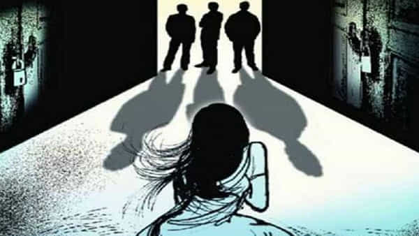 Crime News: అమానుష ఘటన.. కొడుకుపై కక్ష్యతో తల్లిని నగ్నంగా వీధుల్లో ఊరేగించిన బంధువులు
