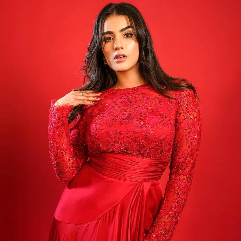 సోషల్ మీడియాలో హాట్ హాట్ ఫోటోలు షేర్ చేస్తూ ఆకర్షిస్తుంది కావ్య. తాజాగా రెడ్ కలర్ డ్రస్ లో రెడ్ హాట్ గా మెరిసింది కావ్య థాపర్.