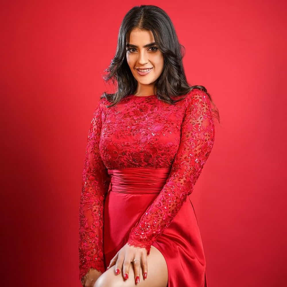 ఇక ఇప్పుడు మాస్ రాజా రవితేజతో కలిసి ఈగల్ సినిమాలో నటిస్తుంది ఈ బ్యూటీ. ఇక ఈ అమ్మడు హాట్ లుక్స్ తో మతిపోగొడుతోంది కావ్య.