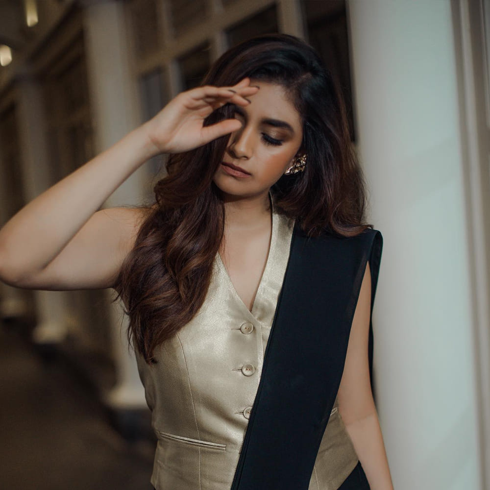 ప్రజెంట్ ఓ బాలీవుడ్ మూవీతో పాటు రఘుతాత అనే తమిళ సినిమాలో నటిస్తున్నారు కీర్తి సురేష్‌. హెంబలే ఫిలింస్‌ కోలీవుడ్లో నిర్మిస్తున్న తొలి సినిమా కావటంతో  రఘుతాత మీద మంచి బజ్‌ ఉంది. సోషల్ సెటైర్‌గా తెరకెక్కుతున్న ఈ సినిమాతో ఎలాగైన హిట్ కొట్టి, లేడీ ఓరియంటెడ్ సెగ్మెంట్‌లోనూ తన స్టామినా ప్రూవ్ చేసుకోవాలనుకుంటున్నారు కీర్తి. మరి రఘుతాత అమ్మడి ఆశలు నేరవేరుస్తాడేమో చూడాలి.