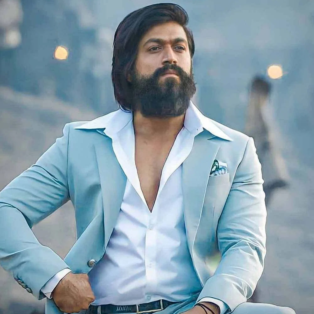 అనుకున్నదొక్కటి.. అక్కడ జరుగుతున్నది మరొకటి. యష్ 19 గురించి అప్‌డేట్స్ అడుగుతుంటే.. అనుకోకుండా కేజియఫ్ 3పై క్రేజీ అప్‌డేట్ వచ్చింది. పైగా క్రేజ్ క్యాష్ చేసుకోవడంలో ప్రశాంత్ నీల్ మాస్టర్.. అందుకే మరోసారి ఇదే చేస్తున్నారీయన. కేజియఫ్ 3పై ఎప్పట్నుంచో ఉన్న సస్పెన్స్‌కు తెర తీసారు. మరింతకీ పార్ట్ 3 ఎప్పుడు ఉండబోతుంది..? రాఖీ భాయ్ రాక ఎప్పుడు..? 