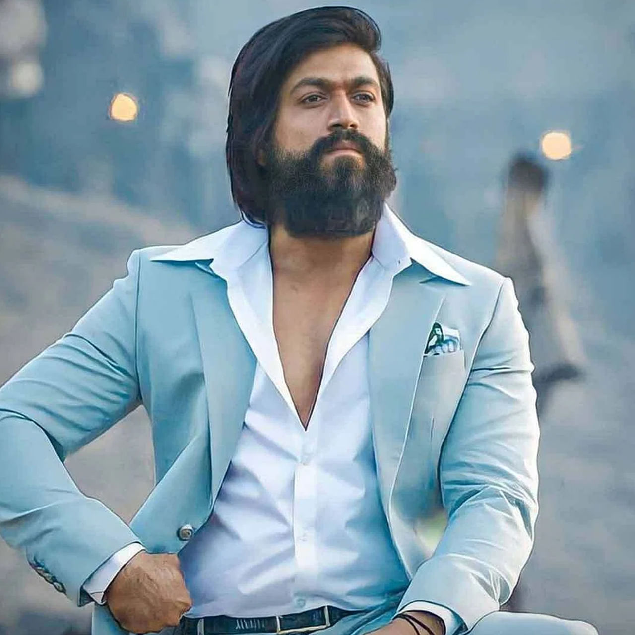 అనుకున్నదొక్కటి.. అక్కడ జరుగుతున్నది మరొకటి. యష్ 19 గురించి అప్డేట్స్ అడుగుతుంటే.. అనుకోకుండా కేజియఫ్ 3పై క్రేజీ అప్డేట్ వచ్చింది. పైగా క్రేజ్ క్యాష్ చేసుకోవడంలో ప్రశాంత్ నీల్ మాస్టర్.. అందుకే మరోసారి ఇదే చేస్తున్నారీయన. కేజియఫ్ 3పై ఎప్పట్నుంచో ఉన్న సస్పెన్స్కు తెర తీసారు. మరింతకీ పార్ట్ 3 ఎప్పుడు ఉండబోతుంది..? రాఖీ భాయ్ రాక ఎప్పుడు..?