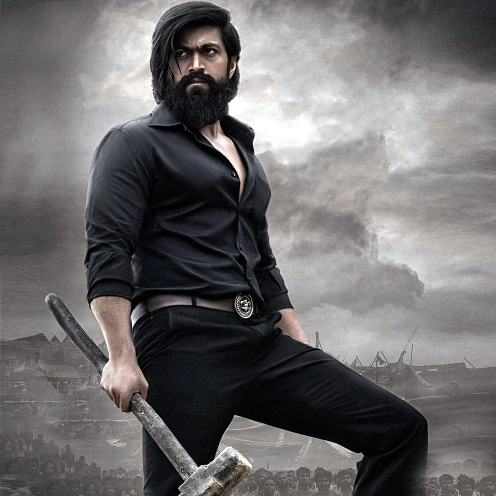 కేజియఫ్ 3 ఉందని గతేడాదే ప్రకటించారు దర్శక నిర్మాతలు. 1978 నుంచి 1981 వరకు రాఖీ భాయ్ ఎక్కడున్నారు అనేది ఇందులో లైన్ అని.. 181 దేశాల్లో ఆయన చేసిన క్రైమ్స్తోనే పార్ట్ 3 ఉంటుందని లీడ్ ఇచ్చారు. తాజాగా కేజియఫ్ 3పై మరో అప్డేట్ ఇచ్చారు ప్రశాంత్ నీల్. దాంతో పార్ట్ 3కి ముహూర్తం సెట్ అయిందని పండగ చేసుకుంటున్నారు ఫ్యాన్స్.