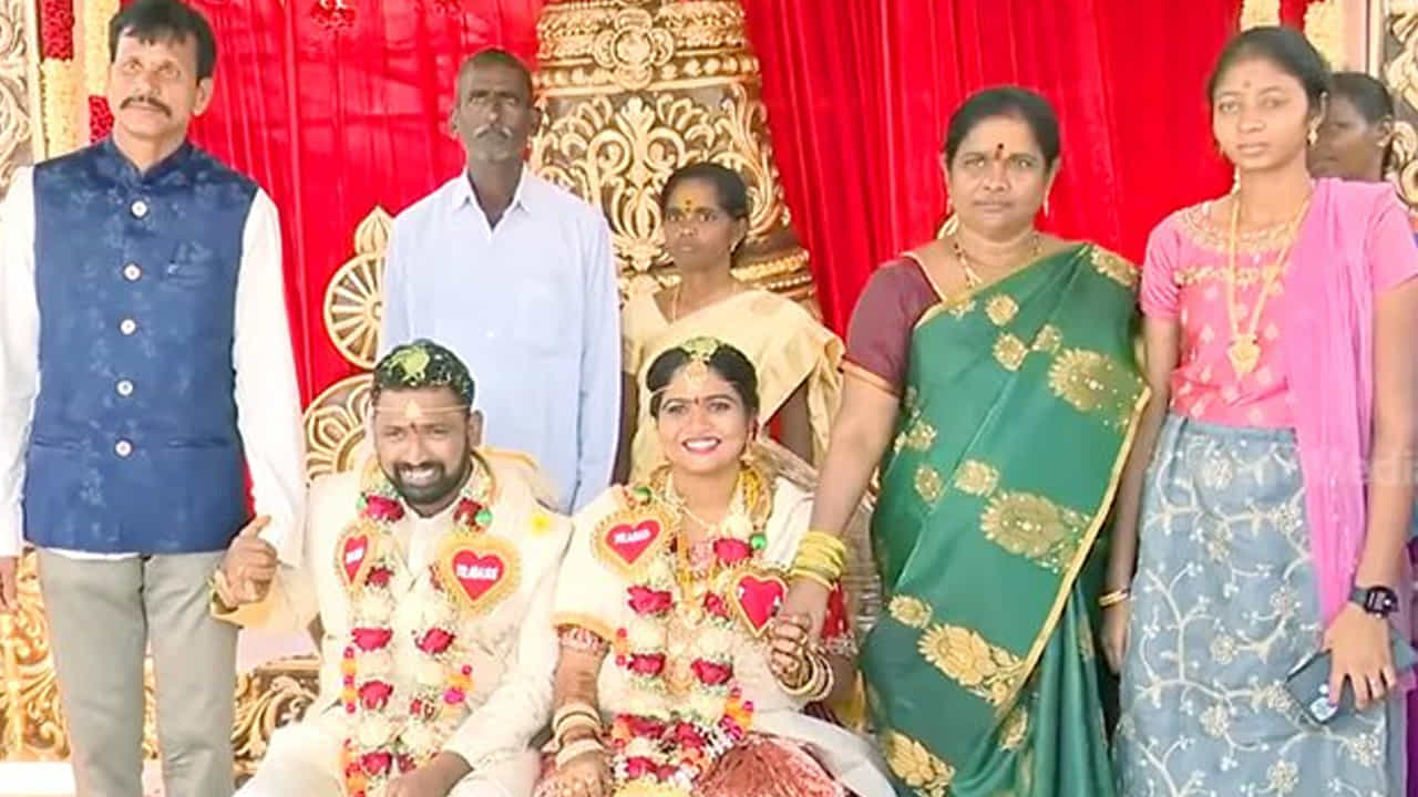 ఇప్పుడు వైహిహిక బంధంలోకి అడుగుపెట్టి తమ బంధాన్ని మరింత ముందుకు తీసుకెళ్లారు. కిర్రాక్ ఆర్పీ, లక్ష్మీల వివాహ వేడుకకు కేవలం ఇరు కుటుంబ సభ్యులు, సన్నిహితులు, స్నేహితులు మాత్రమే హాజరయ్యారు.
