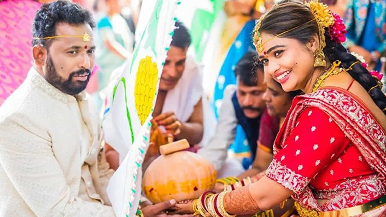 ఇప్పటికే హైదరాబాద్లో పలు చోట్ల బ్రాంచ్ లు ఓపెన్ చేసిన ఆర్పీ ఇటీవలే నెల్లూరులోనూ తన చేపల పులుసు సెంటర్ ప్రారంభించాడు. ప్రముఖ నటి, మంత్రి రోజా చేతుల మీదుగా ఈ కర్రీ పాయింట్ ఓపెనింగ్ వేడుకగా జరిగింది.