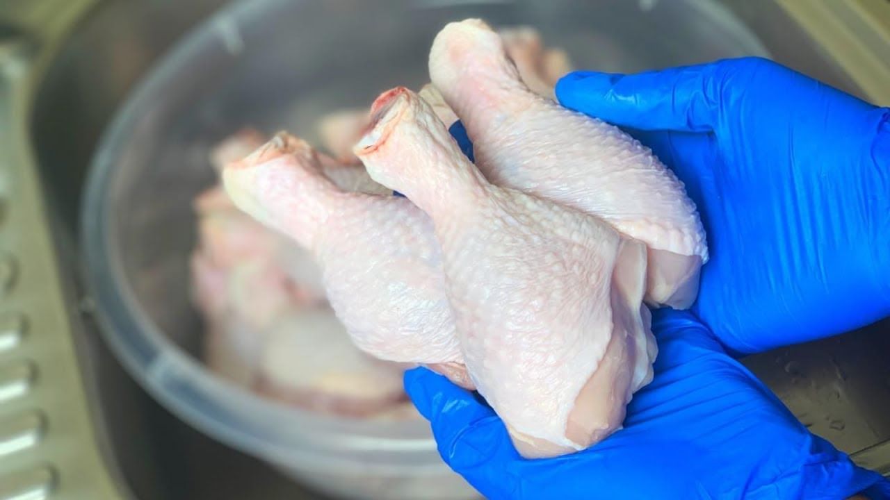 పచ్చి చికెన్ లో క్యాంపిలోబాక్టర్, సాల్మొనెల్లా వంటి బ్యాక్టీరియాలు ఉంటాయి. వీటిని సరిగ్గా క్లీన్ చేయకపోతే కడుపులో నొప్పి, విరేచనాలే కాకుండా.. తినే ఆహారాన్ని కూడా విషంగా మార్చుతుంది. కాబట్టి చికెన్ ను వండేటప్పుడు ఎప్పుడూ శుభ్రం చేయకూడదు.
