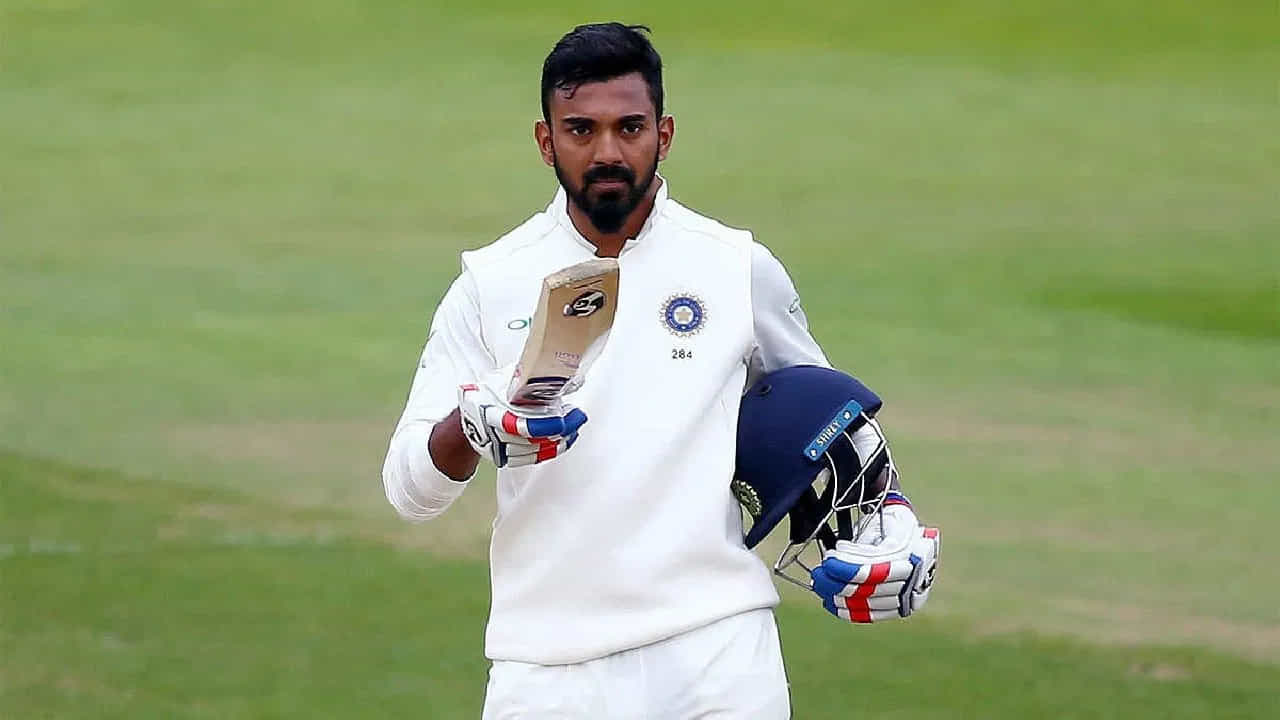 దక్షిణాఫ్రికాతో జరుగుతున్న ఈ మ్యాచ్లో తొలి ఇన్నింగ్స్లో తొలి రోజు ఆట ముగిసే సమయానికి టీమిండియా 8 వికెట్లు కోల్పోయి 208 పరుగులు చేసింది. ఇక రెండో రోజు ఆట ప్రారంభించిన భారత్.. 65 ఓవర్లకు 8 వికెట్లు కోల్పోయి 232 పరుగులు చేసింది. ప్రస్తుతం క్రీజులో కేఎల్ రాహుల్ (89), మహ్మద్ సిరాజ్ (5) క్రీజులో నిలిచారు.