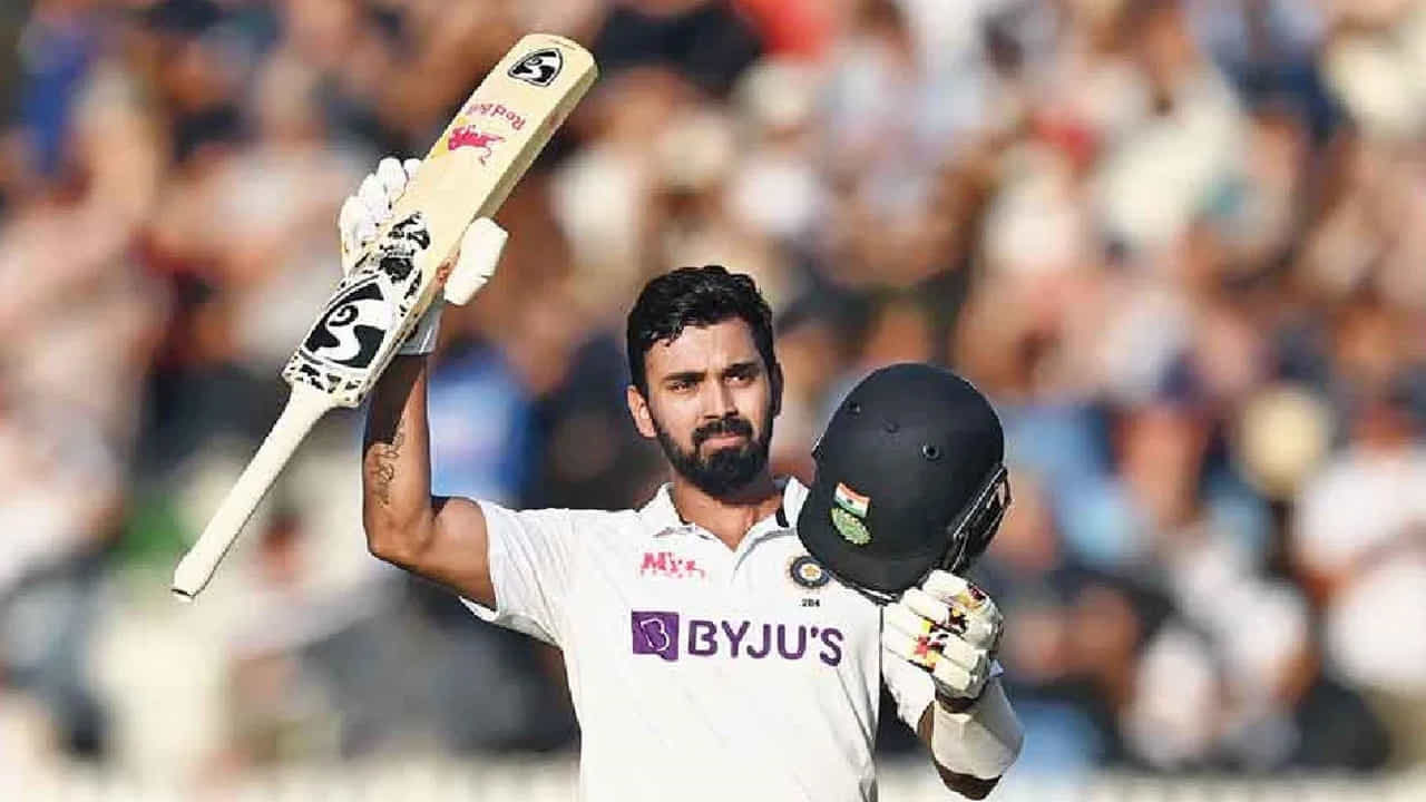 ఈ మ్యాచ్లో, 6వ నంబర్లో బ్యాటింగ్ చేస్తోన్న కేఎల్ రాహుల్ 105 బంతుల్లో 10 ఫోర్లు, 2 సిక్సర్లతో అజేయంగా 70 పరుగులతో తొలిరోజు అజేయంగా నిలిచాడు. దీనితో పాటు, అతను మూడు ఫార్మాట్లలో ఒక విదేశీ పిచ్పై 50+ పరుగులు చేసిన మూడవ భారత వికెట్ కీపర్ బ్యాట్స్మెన్గా నిలిచాడు.