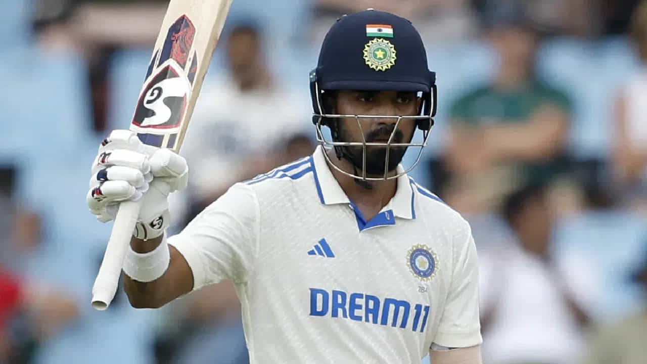 దక్షిణాఫ్రికాతో జరుగుతున్న తొలి టెస్టు మ్యాచ్లో కేఎల్ రాహుల్ అజేయ అర్ధ సెంచరీ సాధించి ప్రత్యేక రికార్డు సృష్టించాడు. భారత వికెట్ కీపర్ బ్యాట్స్మెన్ మహేంద్ర సింగ్ ధోనీ, రిషబ్ పంత్ రికార్డులను సమం చేయడం కూడా విశేషం.