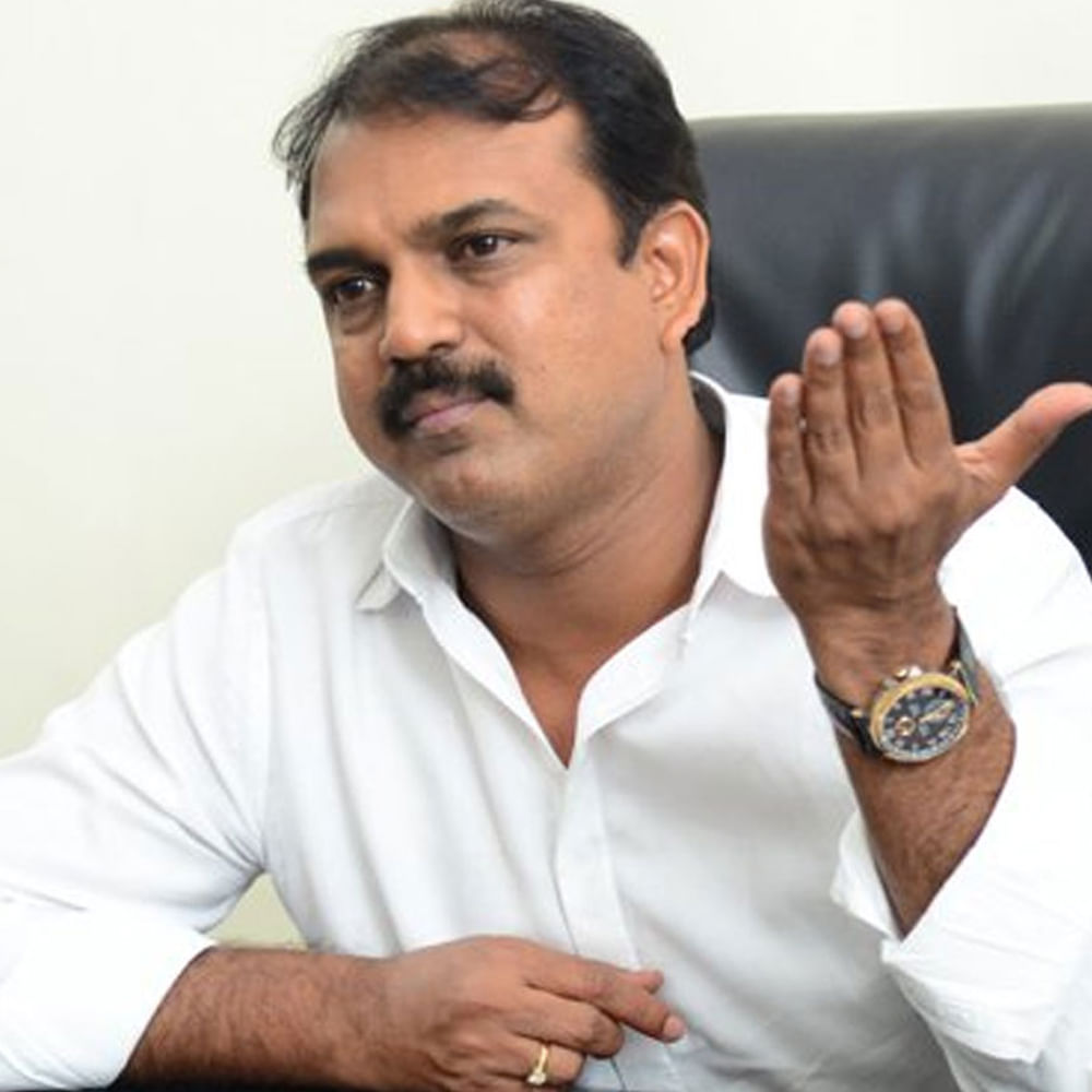 2024లో ఇండియన్‌ బాక్సాఫీస్‌ మీద దాడికి రెడీ అవుతున్న మరో దర్శకుడు కొరటాల శివ. ఎన్టీఆర్‌ హీరోగా దేవర సినిమాను రూపొందిస్తున్న శివ, తొలిసారి పాన్ ఇండియా అటెంప్ట్ చేస్తున్నారు. ఆచార్య ఫెయిల్యూర్‌ను మరిపించటంతో పాటు నేషనల్‌ లెవల్‌లో తన రేంజ్‌ ఏంటో ప్రూవ్ చేసుకోవాలని గట్టిగా ఫిక్స్ అయ్యారు. ఇలా క్రేజీ ప్రాజెక్ట్స్ లైన్‌లో ఉండటంతో నార్త్‌లో మన దర్శకుల మీద ఫోకస్ పెరుగుతోంది.