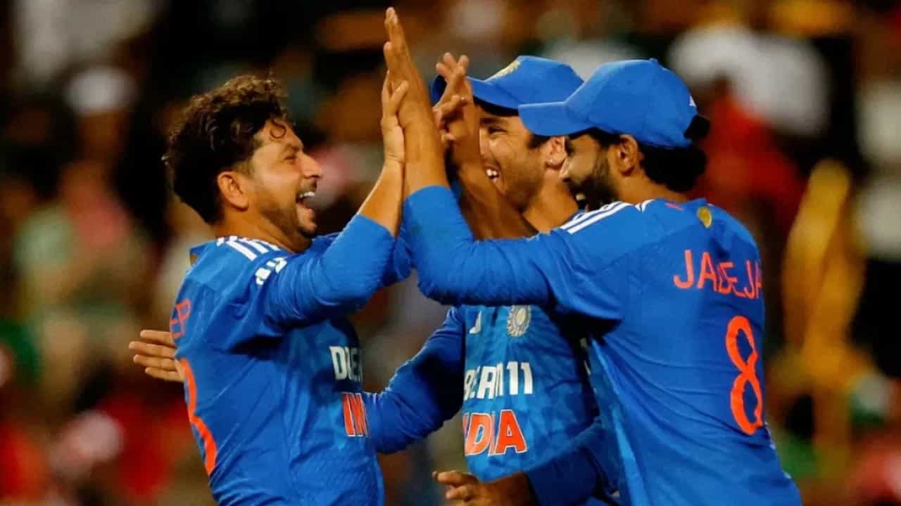 ఈ మ్యాచ్‌లో కుల్దీప్ యాదవ్ 2.5 ఓవర్లు బౌలింగ్ చేసి 17 పరుగులు ఇచ్చి 5 వికెట్లు పడగొట్టాడు. దీంతో పాటు అంతర్జాతీయ టీ20లో రెండుసార్లు ఐదు వికెట్లు పడగొట్టిన ఘనత సాధించాడు.