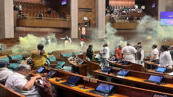 Security Lapse in Parliament: పార్లమెంట్లో భద్రతా వైఫల్యం.. సభలోకి దూసుకొచ్చి గ్యాస్ వదిలిన ఇద్దరు అగంతకులు