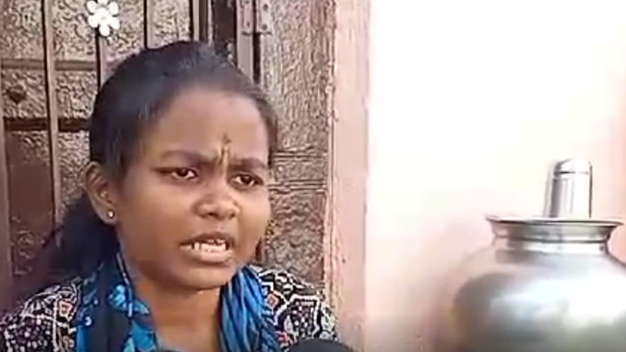 Lover Protest: ఓ యువతితో ప్రేమ.. మరో యువతితో నిశితార్థం.. మోసం చేశాడంటూ ప్రియురాలు ప్రియుడి ఇంటి ఎదుట ధర్నా