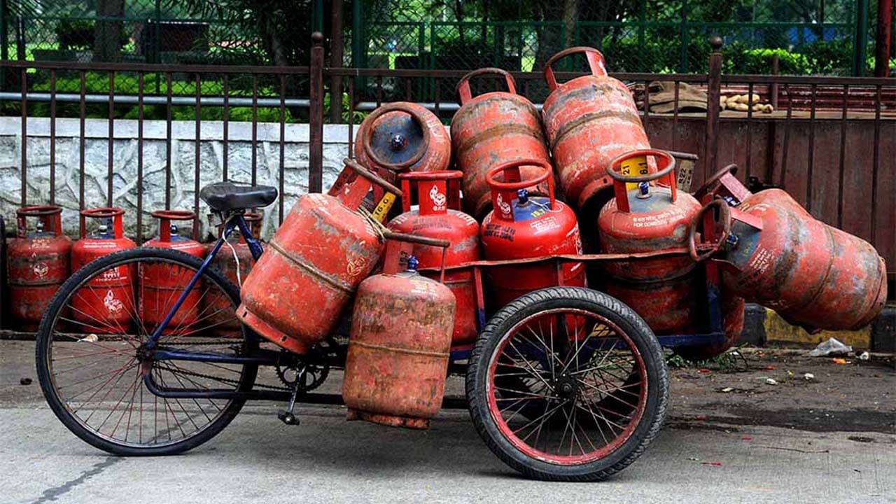 LPG Gas Price: కొత్త సంవత్సరానికి ముందు గుడ్‌న్యూస్‌.. తగ్గిన ఎల్‌పీజీ గ్యాస్‌ సిలిండర్‌ ధర