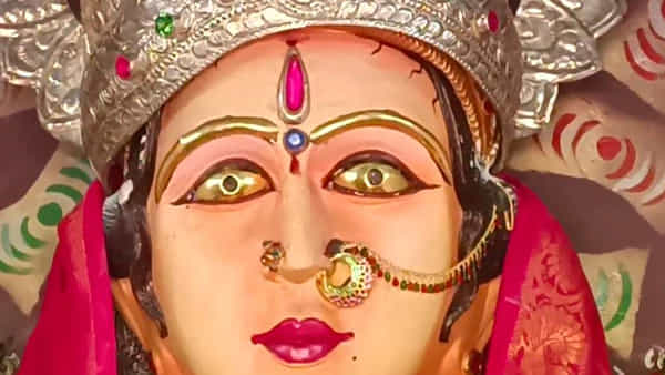 అమ్మవారికి అజ్ఞాత భక్తుడి అరుదైన కానుకలు.. బంగారంతో చేయించిన కనుబొమ్మలు సహా..