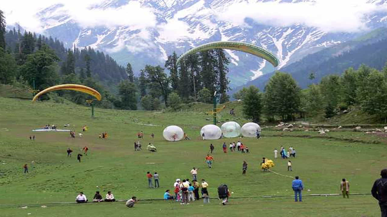 Manali-హిమాచల్ప్రదేశ్లోని మనాలి ఎత్తైన మంచు పర్వతాలు, లోయలతో పర్యటకులకు అనుభూతిని పంచే ప్రాంతం. శీతాకాలంలో మనాలి, దాని సమీపంలోని షోలాంగ్ వ్యాలీ, రోహ్తంగ్ పాస్లలో హిమపాతం కురుస్తుంటుంది. కానీ, రోహ్తంగ్ పాస్ చలికాలంలో మూసివేస్తారు. మీరు సాహస ప్రియులైతే మనాలిలో స్కీయింగ్, ట్రెకింగ్, బోటింగ్, పారాగ్లైడింగ్, ఎయిర్ బెలూన్ రైడ్ వంటివి ఆస్వాదించవచ్చు.