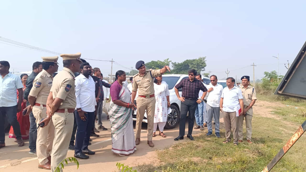 ములుగు లోనే తిష్ట వేసిన మంత్రి సీతక్క అధికారులను పరుగులు పెట్టిస్తున్నారు..అయితే గత జూలై మాసంలో కురిసిన భారీ వర్షాలు వరదల వల్ల చాలా ప్రాంతాల్లో రోడ్లు తెగిపోయాయి.. మేడారంకు వెళ్లే అన్ని రహదారులు పూర్తిగా కొట్టుకుపోయాయి.. కొన్ని ప్రాంతాల్లో జంపన్నవాగుపై నిర్మించిన లో లెవెల్ కాజ్ వే లు, వంతెనలు కూడా కొట్టుకుపోయాయి.