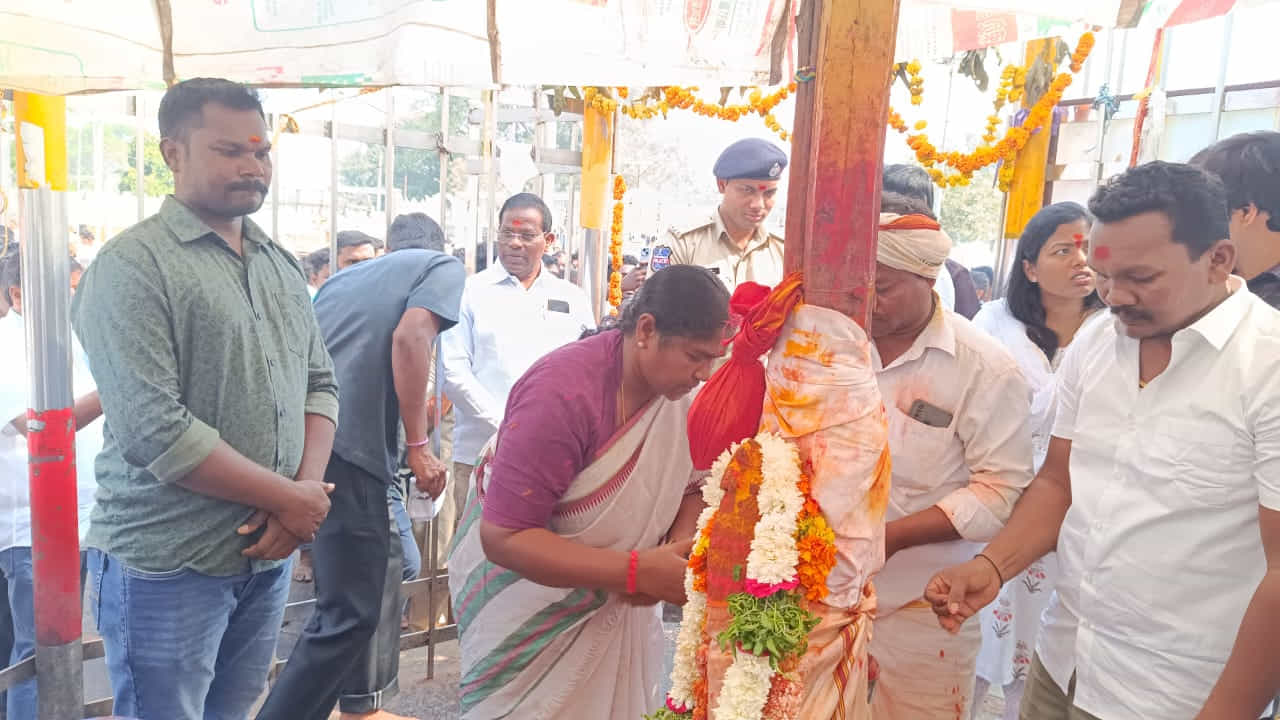 జంపన్నవాగుపై కొట్టుకుపోయిన లో లెవెల్ కాజ్.వే ల నిర్మాణం కూడా జాతరకు పది రోజుల ముందే నిర్మాణం పూర్తి కావాలని అధికారులను ఆదేశించారు.. అధికార యంత్రాంగాన్ని పరుగులు పెట్టిస్తున్న సీతక్క జాతర పనుల్లో ఏమాత్రం అలసత్వం వహించినా అధికారులపై కఠిన చర్యలు ఉంటాయని హెచ్చరించారు..