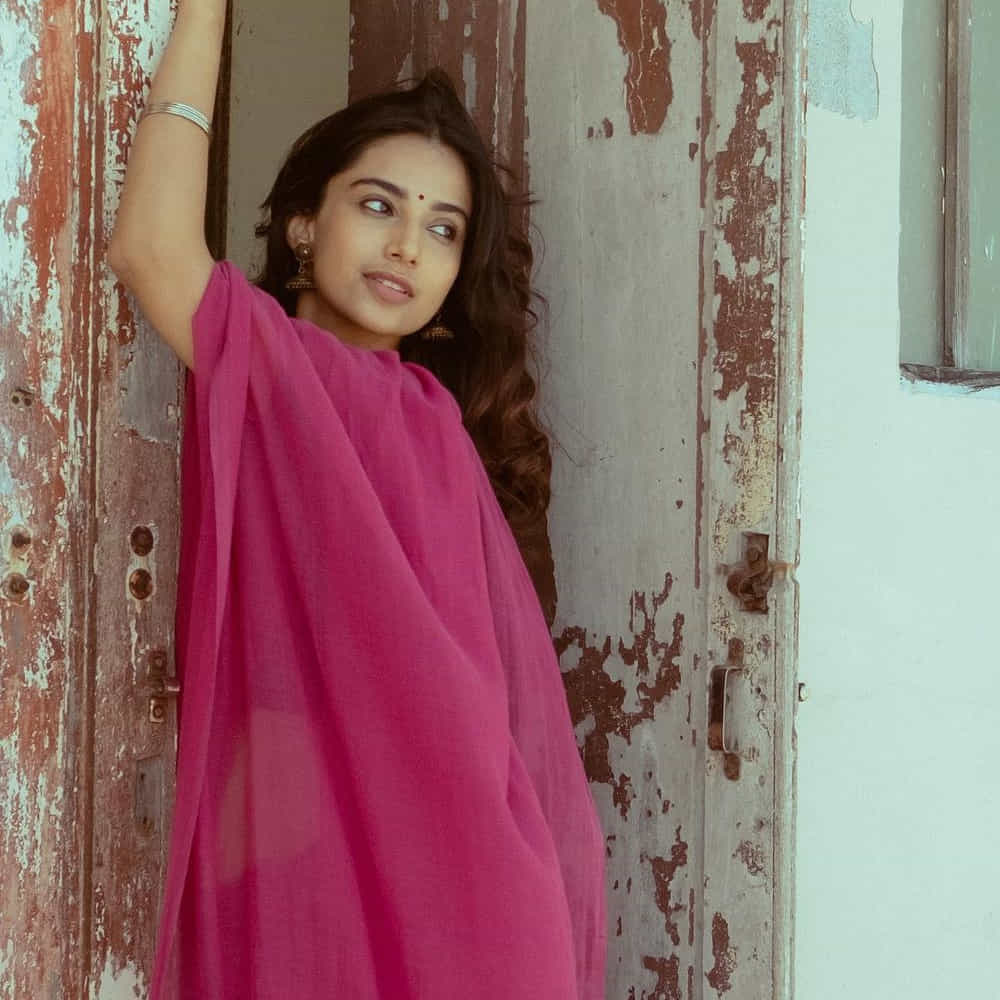 టాలీవుడ్ బ్యూటీ మీనాక్షి చౌదరి తన ఇన్ స్టాలో షేర్ చేసిన లేటేస్ట్ ఫోటోస్ వైరలవుతున్నాయి. సముద్ర తీరాన పింక్ శారీలో మతిపోగొట్టేస్తోంది ఈ ముద్దుగుమ్మ. ఈ ఫోటోలకు క్రేజీ కామెంట్స్ చేస్తున్నారు నెటిజన్స్.
