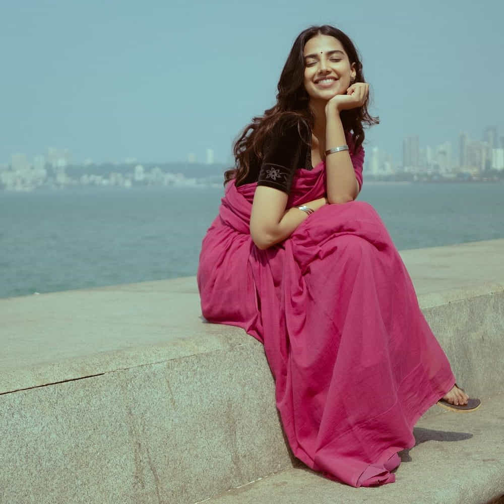 ఇటీవల హిట్ 2 సినిమాతో ఈ బ్యూటీ క్రేజ్ ఒక్కసారిగా మారిపోయింది. దీంతో సౌత్ ఇండస్ట్రీలోకి మీనాక్షికి అవకాశాలు క్యూ కట్టాయి. ఇప్పుడు చేతినిండా సినిమాలతో బిజిగా ఉంది.