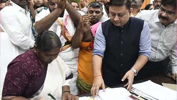 Minister Seethakka: మంత్రిగా బాధ్యతలు చేపట్టిన మరుక్షణమే.. అంగన్వాడీలకు గుడ్న్యూస్ చెప్పిన సీతక్క