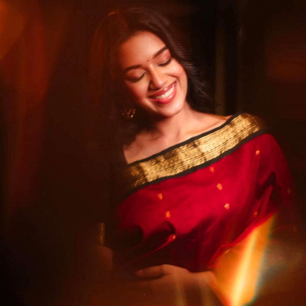 తమిళ్ ఇండస్ట్రీలో ఈ చిన్నది వరుస సినిమాలు చేస్తూ ఫుల్ బిజీగా మారిపోయింది. అక్కడా విశాల్ లాంటి స్టార్ హీరోల సినిమాల్లో అవకాశాలు అందుకుంటుంది.