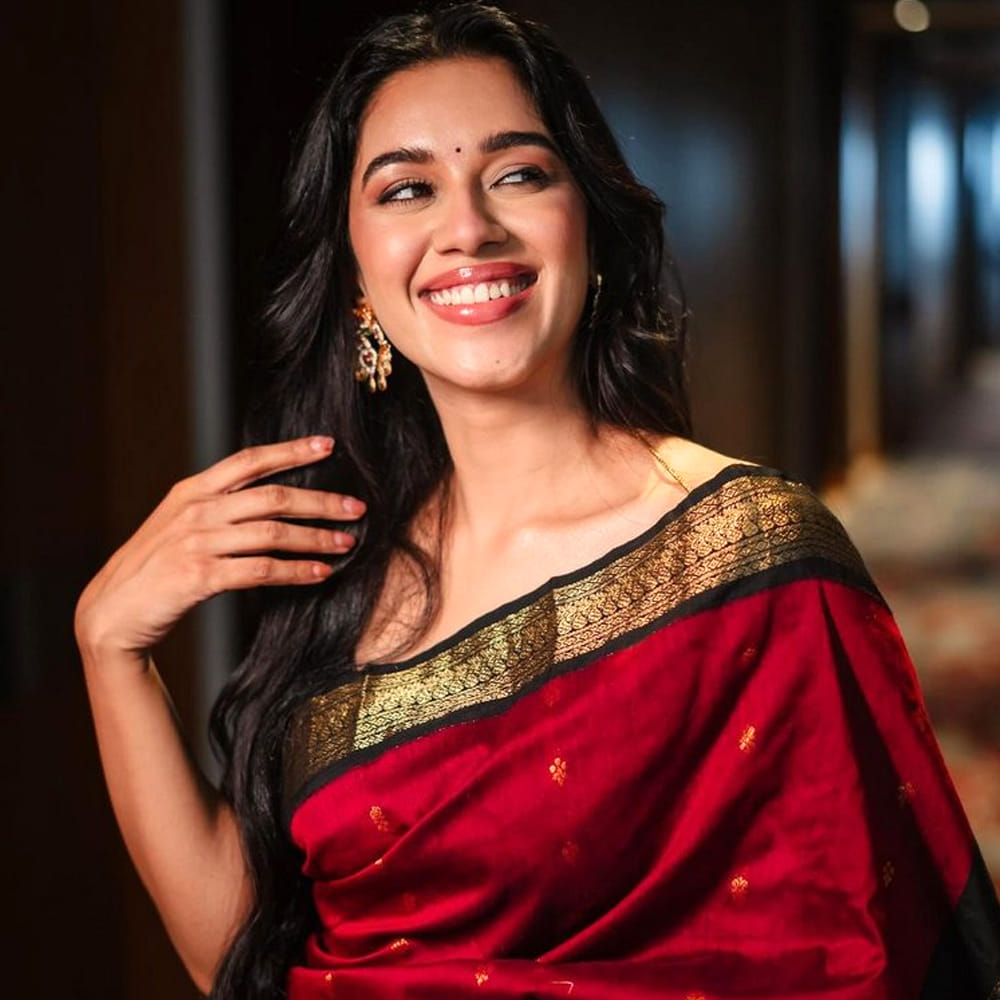 ఇక ఈ అమ్మడు సోషల్ మీడియాలో షేర్ చేసే ఫోటోలకు మంచి డిమాండ్ ఉంది. తాజాగా ఈ వయ్యారి తన బ్యూటీఫుల్ ఫోటోలను సోషల్ మీడియా వేదికగా అభిమానులతో పంచుకుంది.