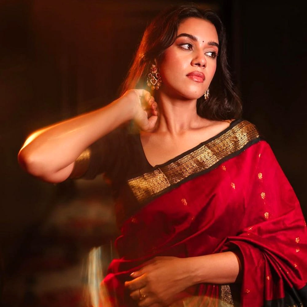 తెలుగులోనూ బడా హీరోల సినిమాల్లో ఛాన్స్ దక్కితే ఇక్కడ కూడా మరోసారి తన సత్తా చాటాలని చూస్తుంది మృణాళిని రవి.