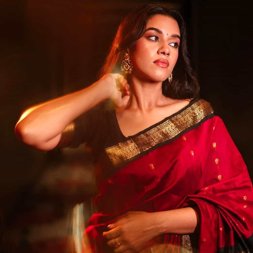 తెలుగులోనూ బడా హీరోల సినిమాల్లో ఛాన్స్ దక్కితే ఇక్కడ కూడా మరోసారి తన సత్తా చాటాలని చూస్తుంది మృణాళిని రవి.