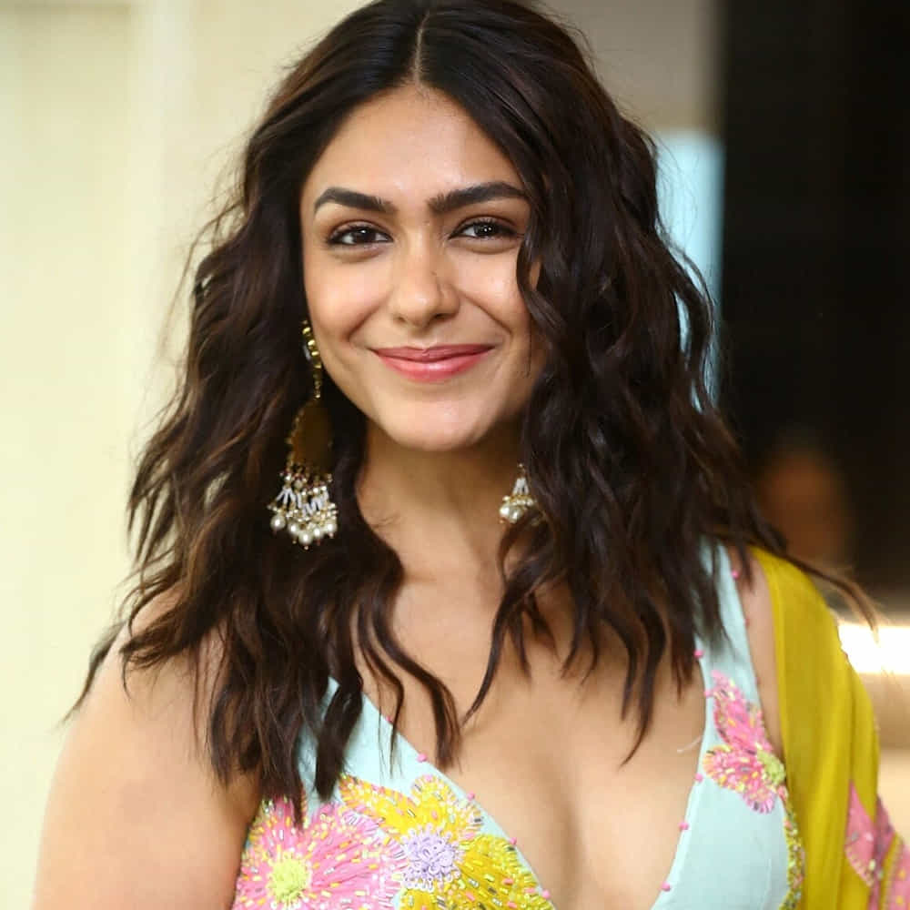 సీరియల్స్ నుంచి సినిమాలోకి వచ్చింది ముద్దుగుమ్మ మృణాల్ ఠాకూర్. షాహిద్ కపూర్ హీరోగా నటించిన జెర్సీ సినిమాతో మంచి క్రేజ్ సొంతం చేసుకుంది.